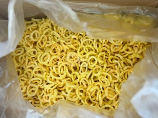 Кукурузные шарики со вкусом краба: Луковые кольца 