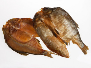 Корюшка вяленая с икрой (21+): Карась холодного копчения